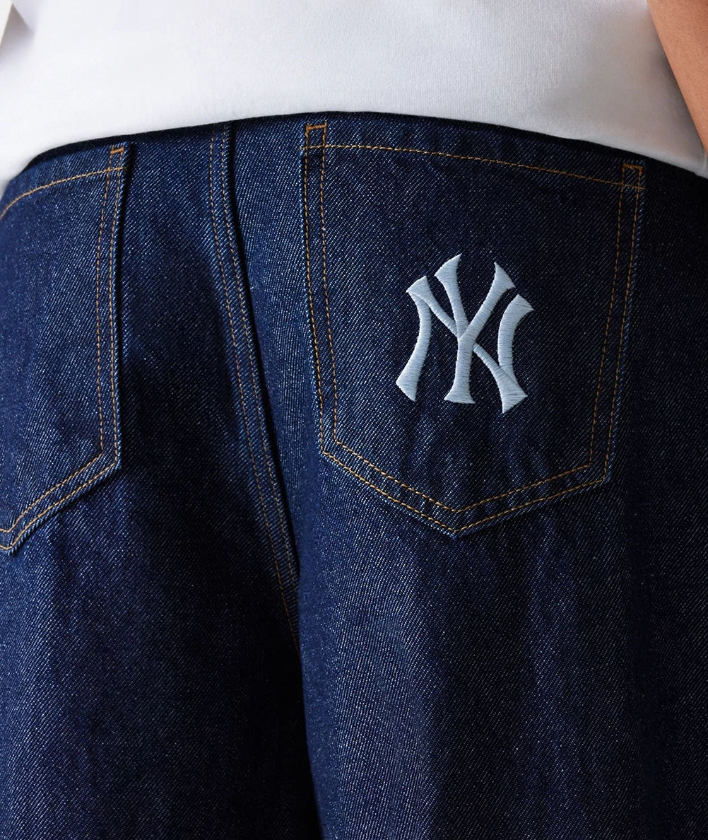 
                  
                    NEW ERA PANTALONI IN DENIM
                  
                