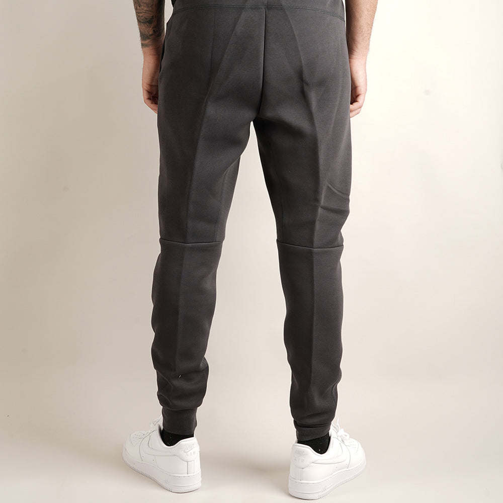 
                  
                    NIKE TECH FLEECE
                  
                
