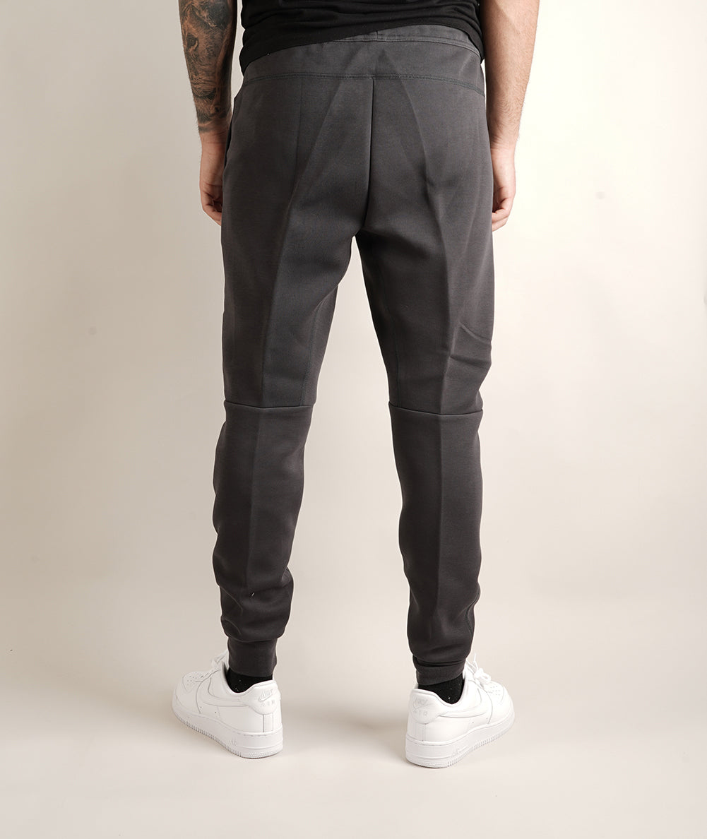
                  
                    NIKE TECH FLEECE
                  
                