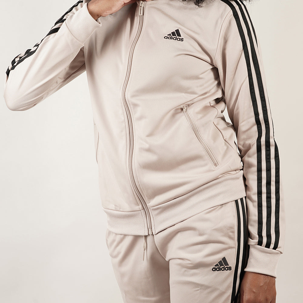 
                  
                    ADIDAS Essential
                  
                