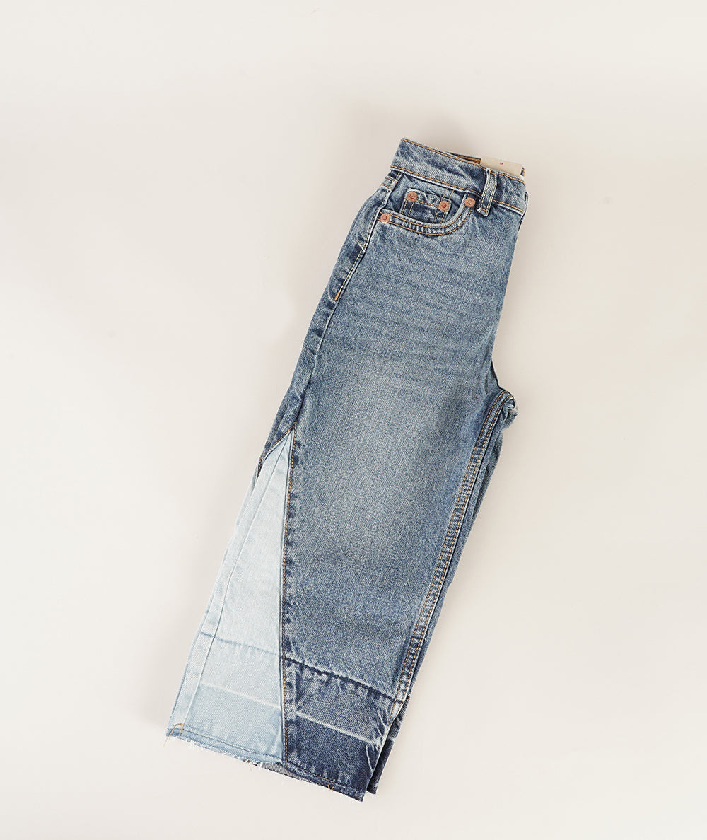 
                  
                    LEVI'S HIGH RISE BAGGY
                  
                
