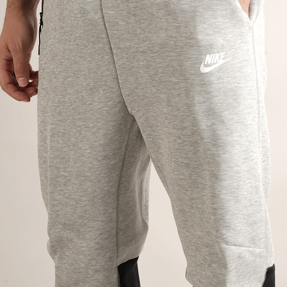 
                  
                    NIKE TECH FLEECE
                  
                