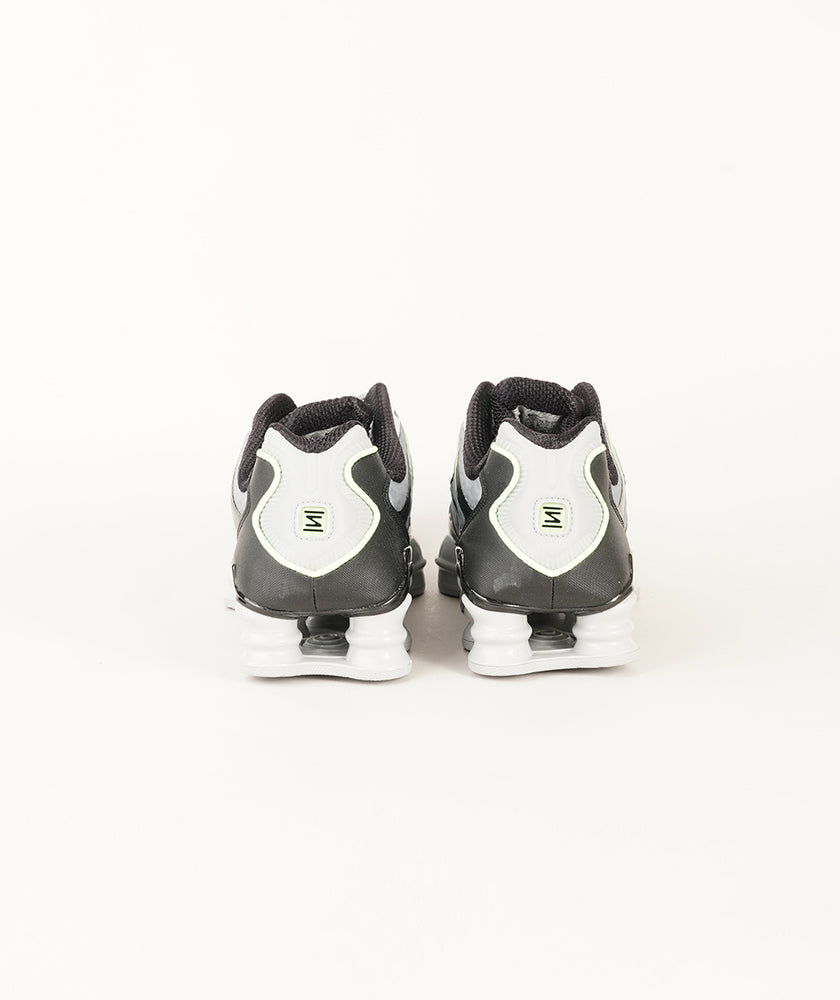 
                  
                    NIKE SHOX TL
                  
                