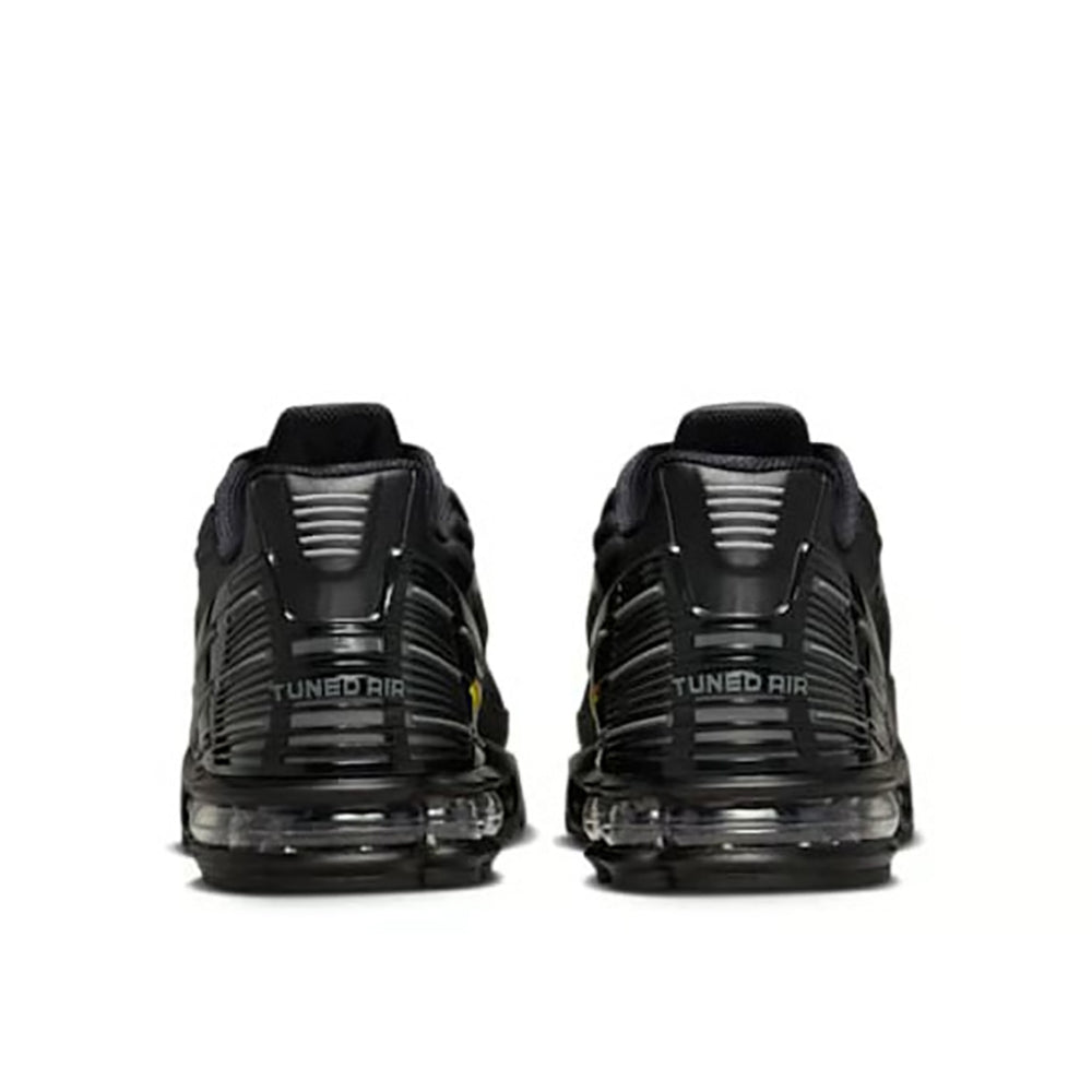 
                  
                    NIKE AIR MAX PLUS III
                  
                