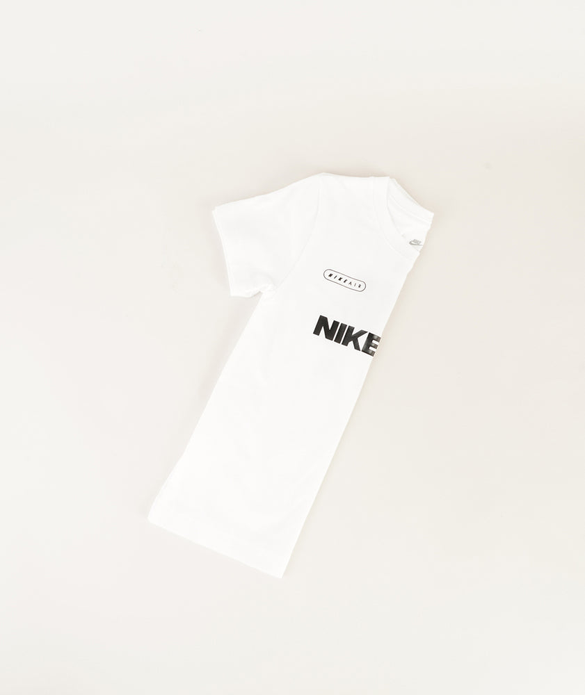 
                  
                    NIKE T-SHIRT BASIC
                  
                