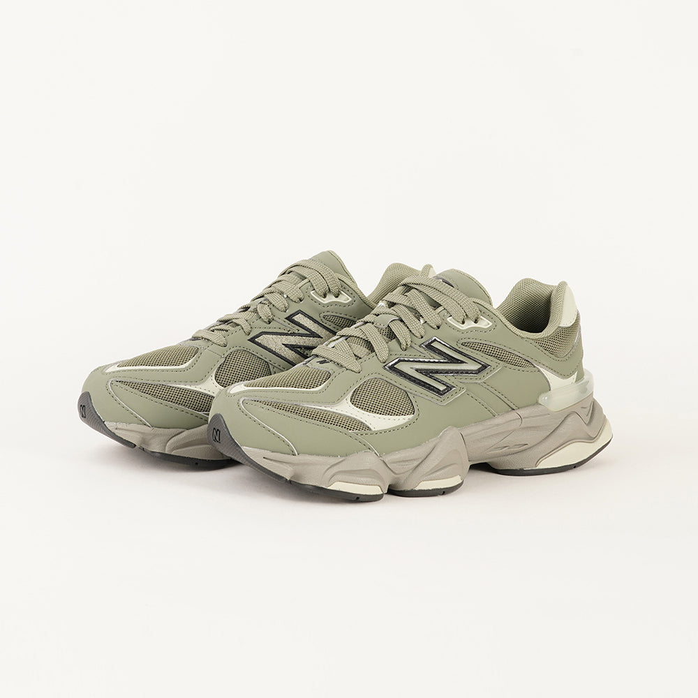 
                  
                    NEW BALANCE 9060
                  
                