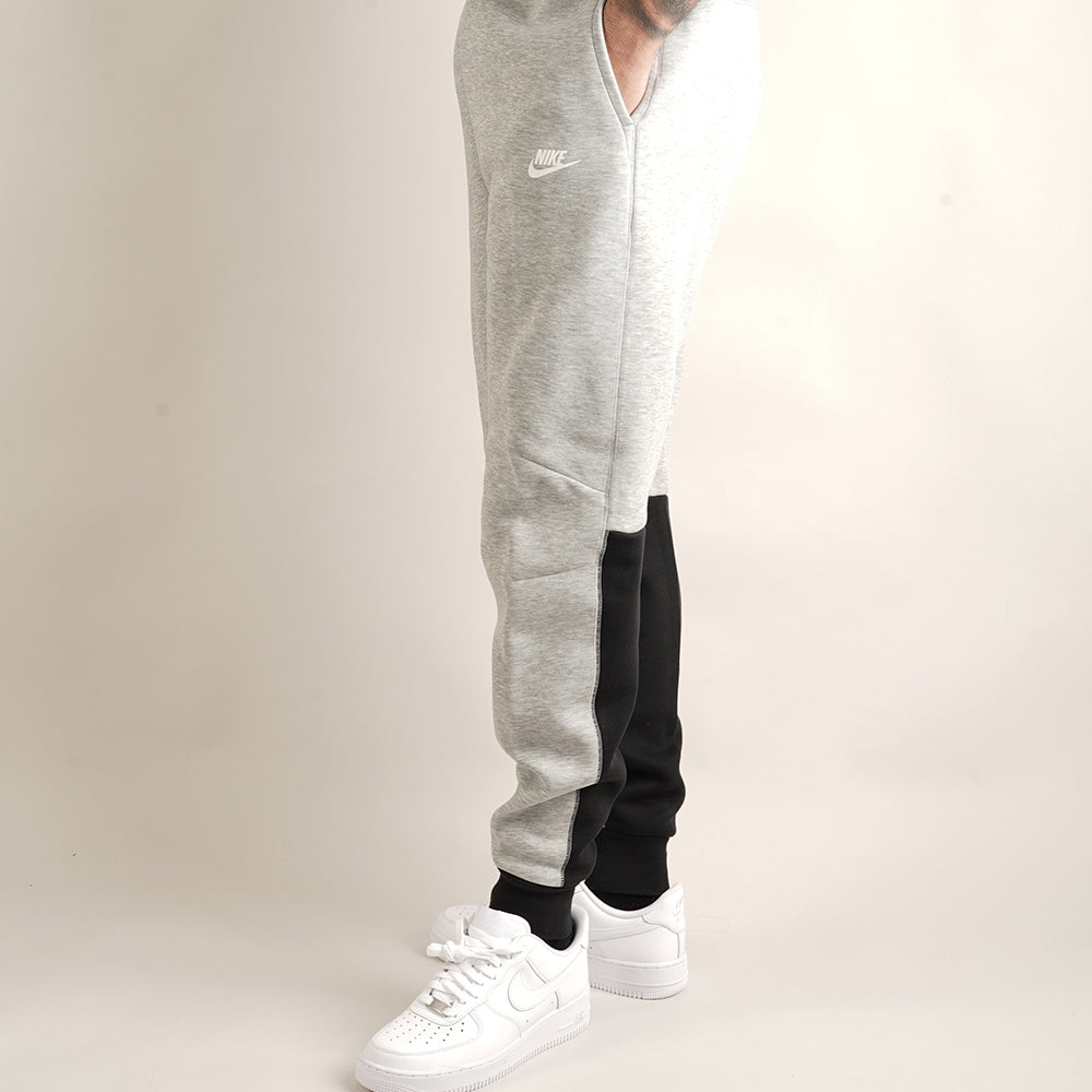 
                  
                    NIKE TECH FLEECE
                  
                