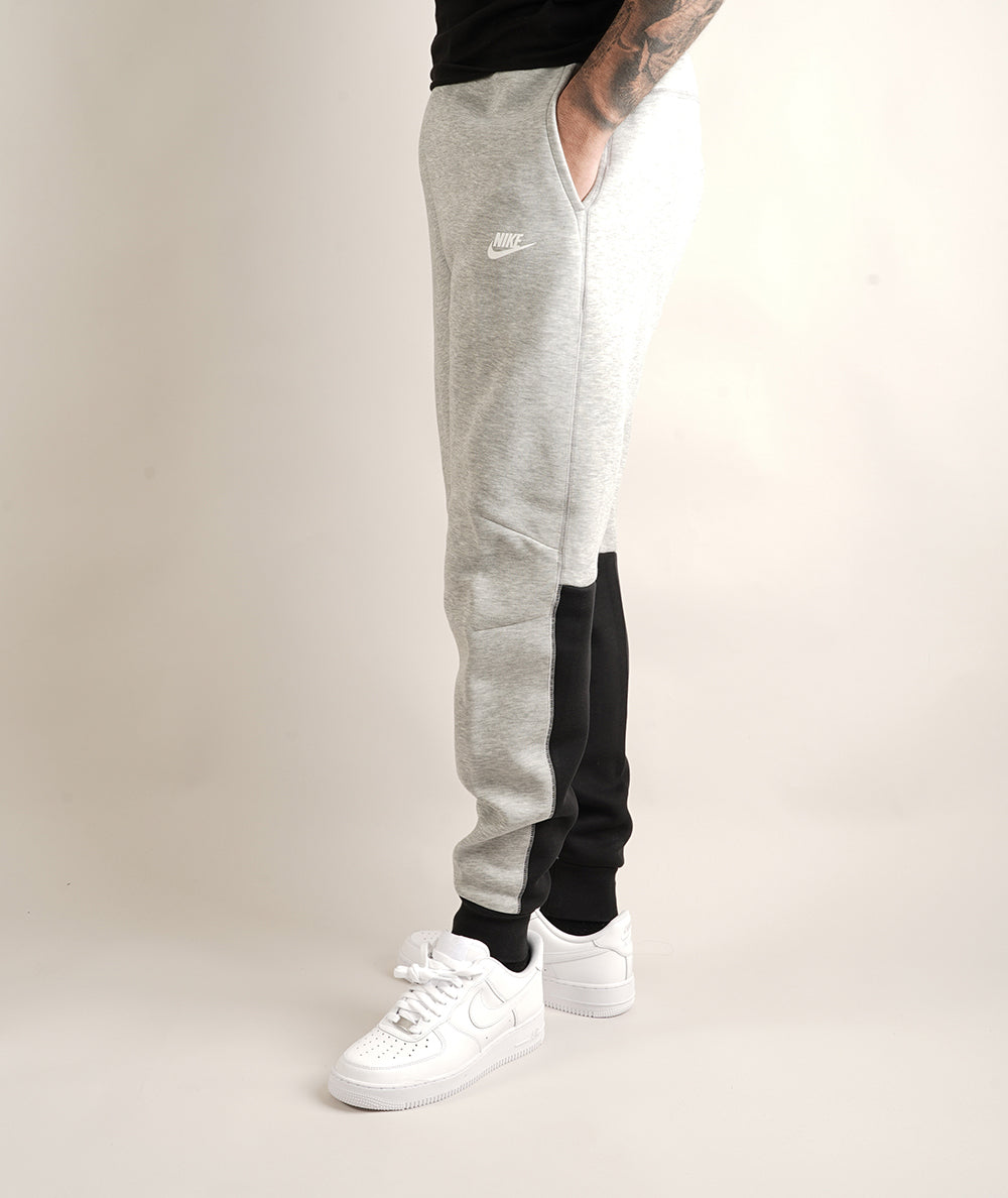 
                  
                    NIKE TECH FLEECE
                  
                