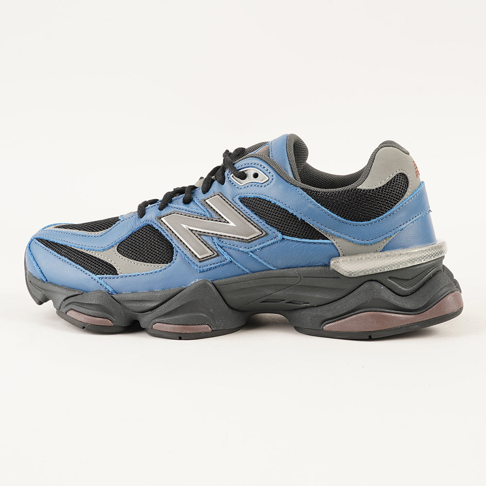 
                  
                    NEW BALANCE 9060
                  
                