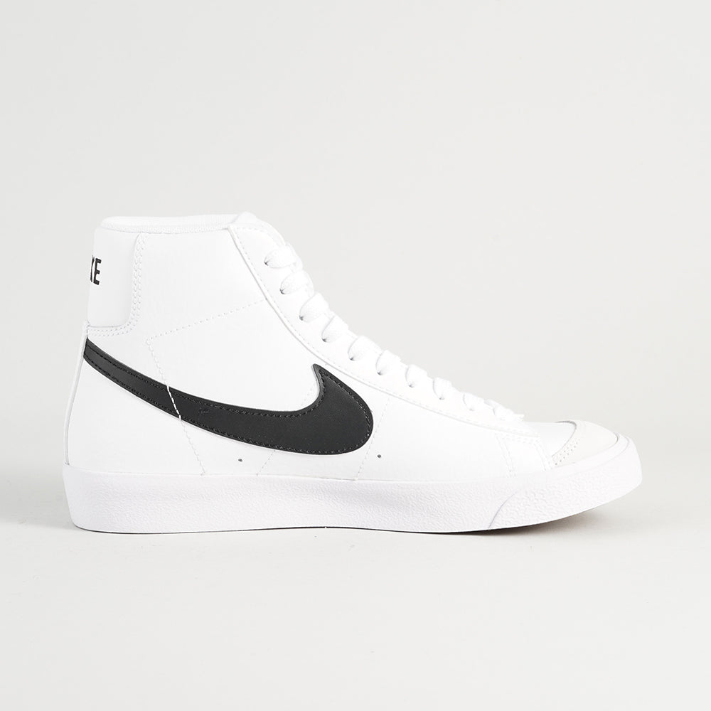 
                  
                    NIKE BLAZER MID '77
                  
                