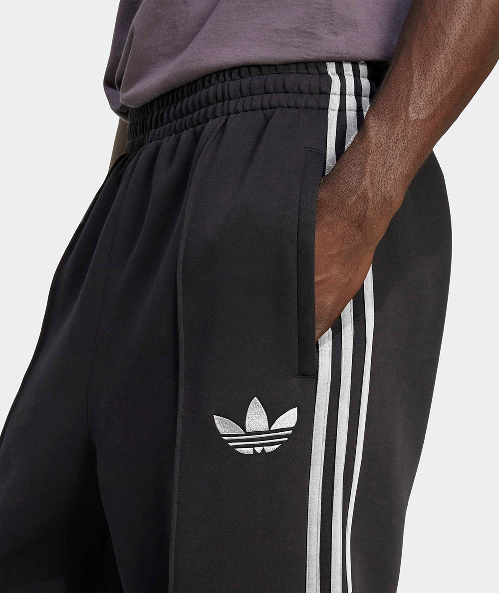 
                  
                    ADIDAS PANTALONI BAGGY
                  
                