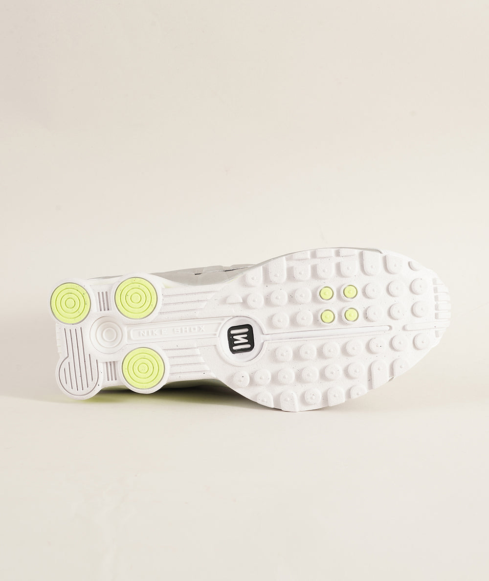 
                  
                    NIKE NIKE SHOX R4
                  
                