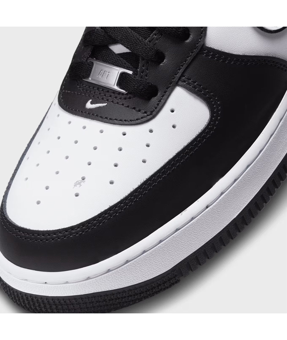 
                  
                    NIKE AIR FORCE 1 '07
                  
                