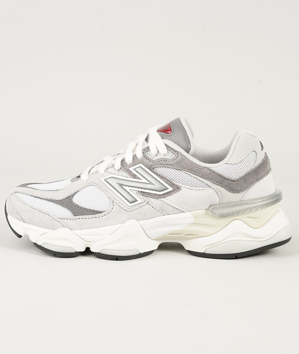 
                  
                    NEW BALANCE 9060
                  
                