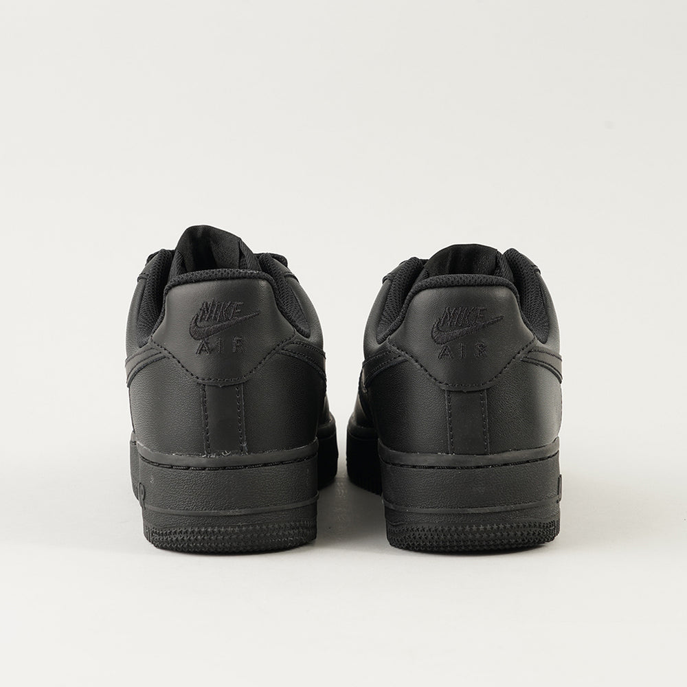 
                  
                    NIKE AIR FORCE 1 '07
                  
                