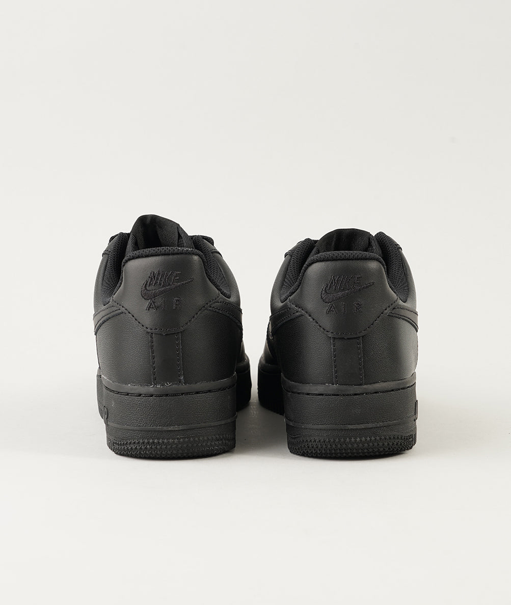 
                  
                    NIKE AIR FORCE 1 '07
                  
                