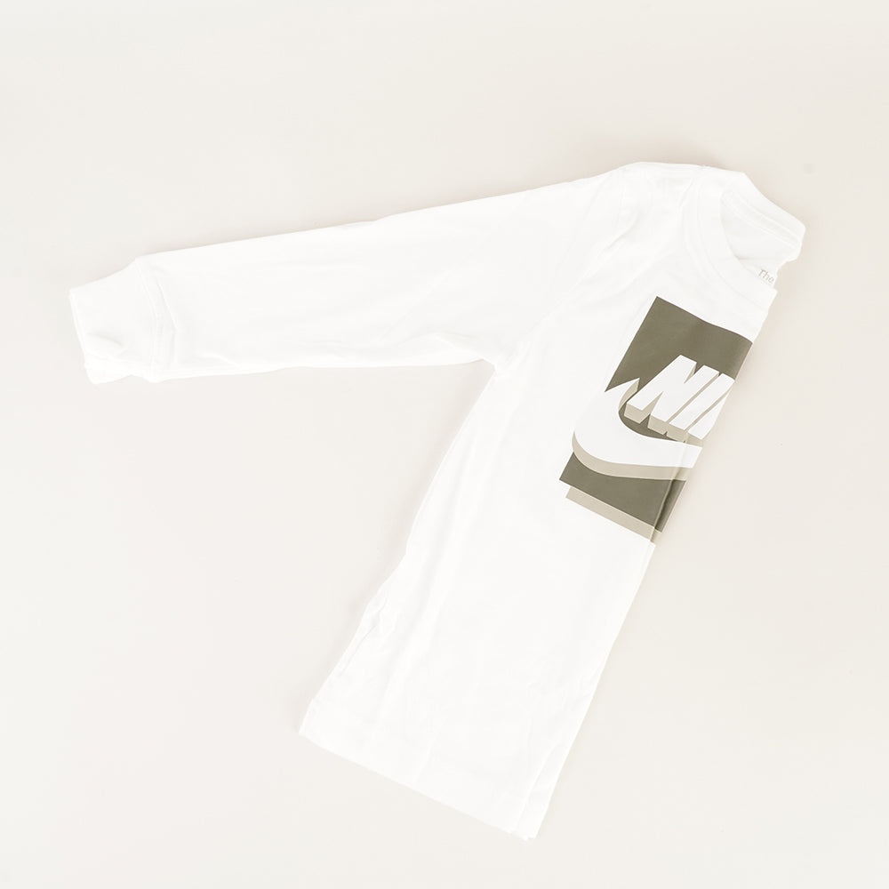 
                  
                    NIKE T-SHIRT BASIC
                  
                