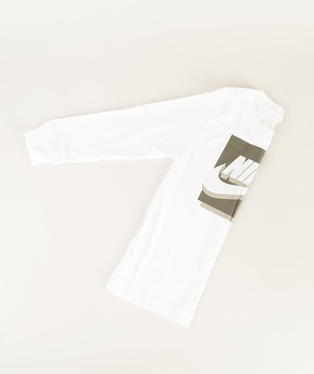 
                  
                    NIKE T-SHIRT BASIC
                  
                