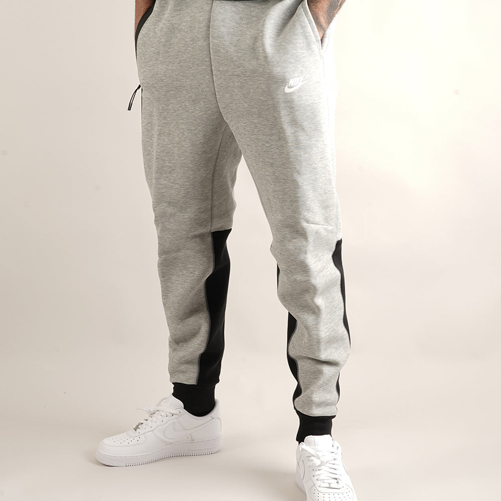 
                  
                    NIKE TECH FLEECE
                  
                
