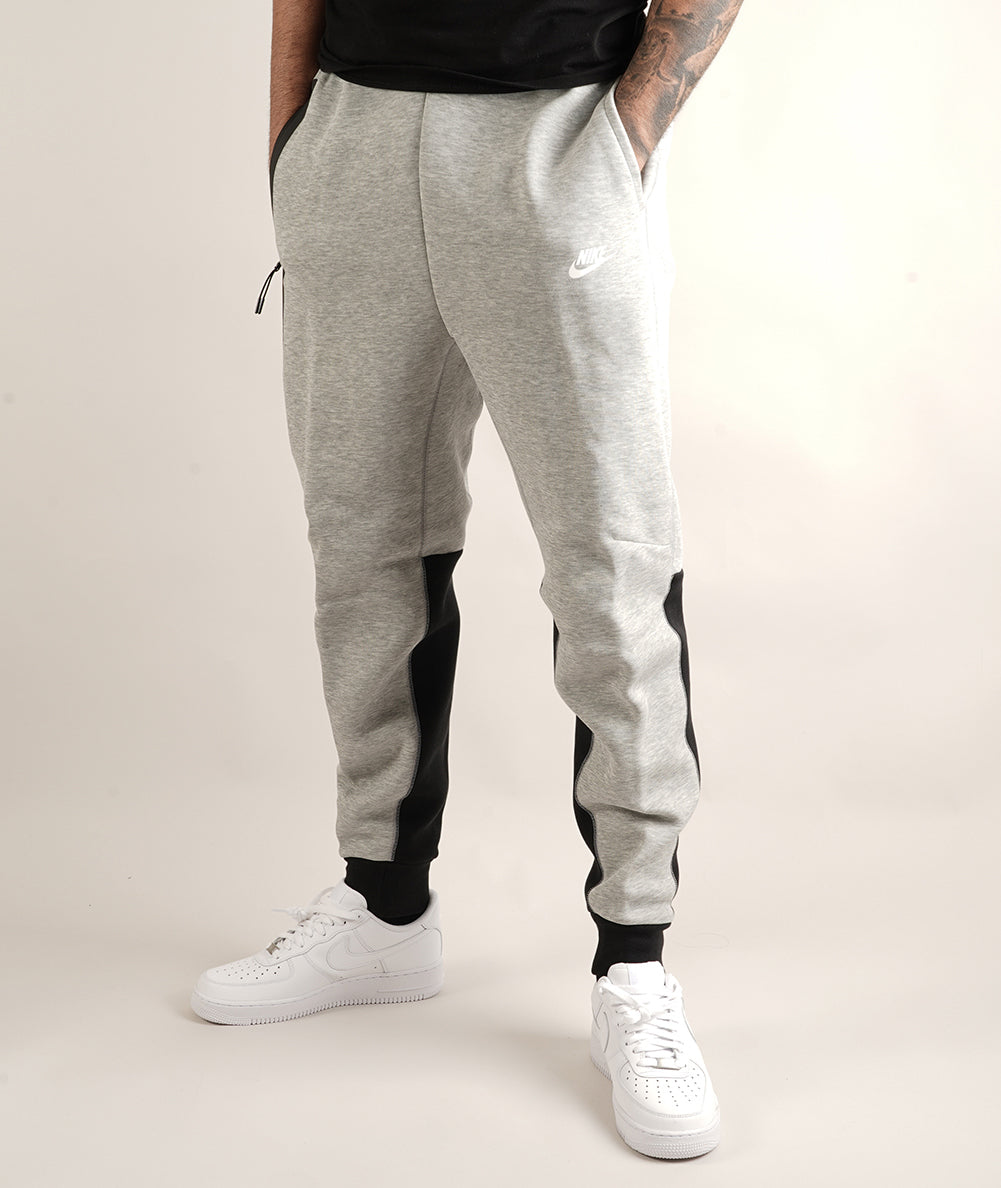 
                  
                    NIKE TECH FLEECE
                  
                