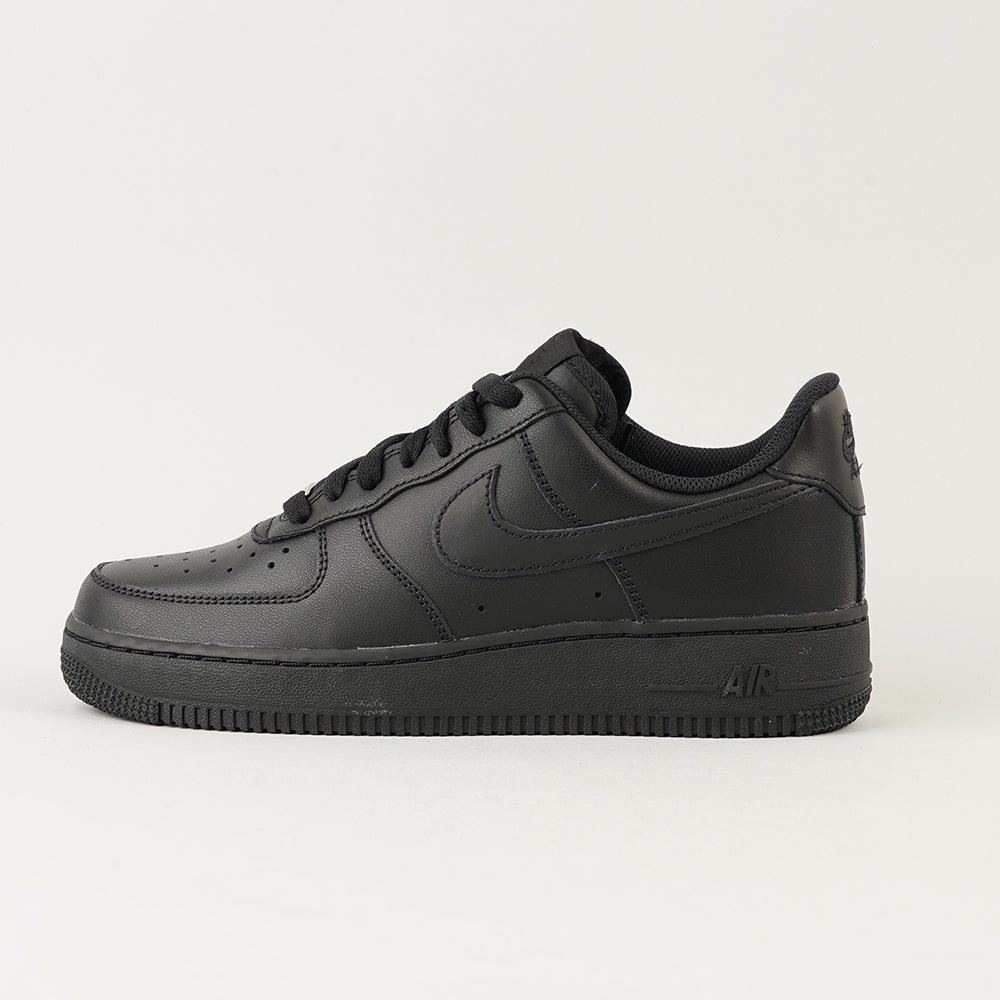
                  
                    NIKE AIR FORCE 1 '07
                  
                