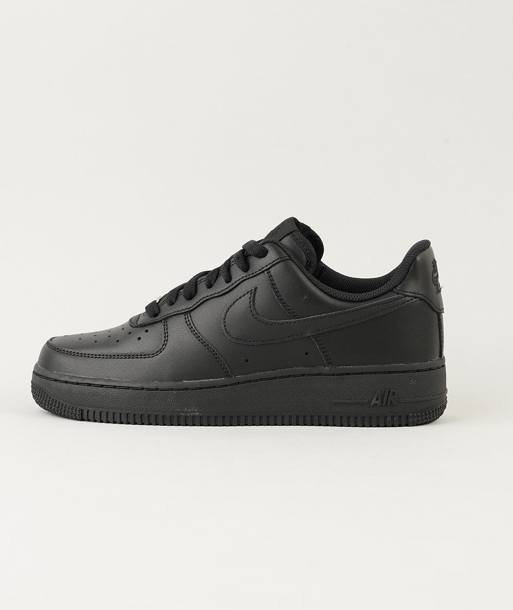 
                  
                    NIKE AIR FORCE 1 '07
                  
                