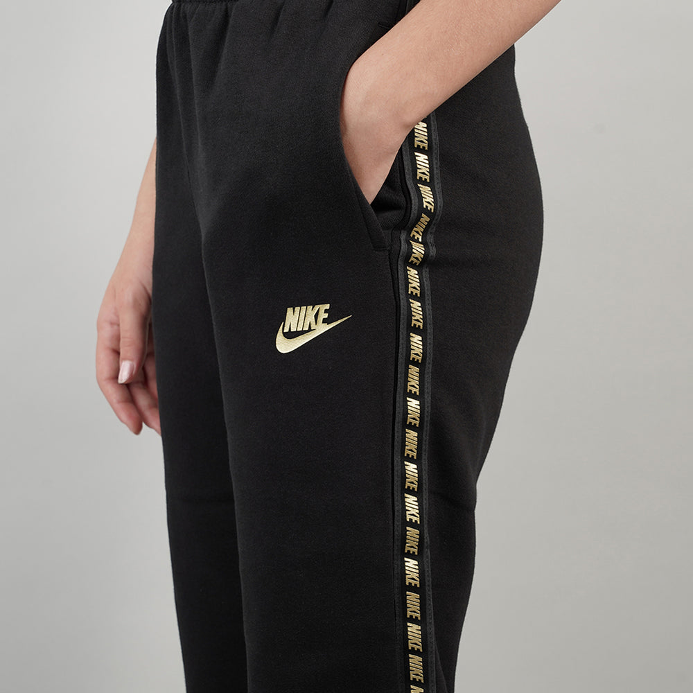 
                  
                    NIKE SPORTWEAR
                  
                