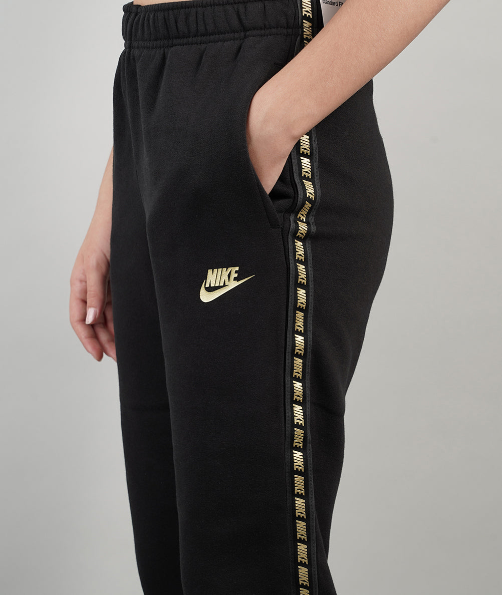 
                  
                    NIKE SPORTWEAR
                  
                