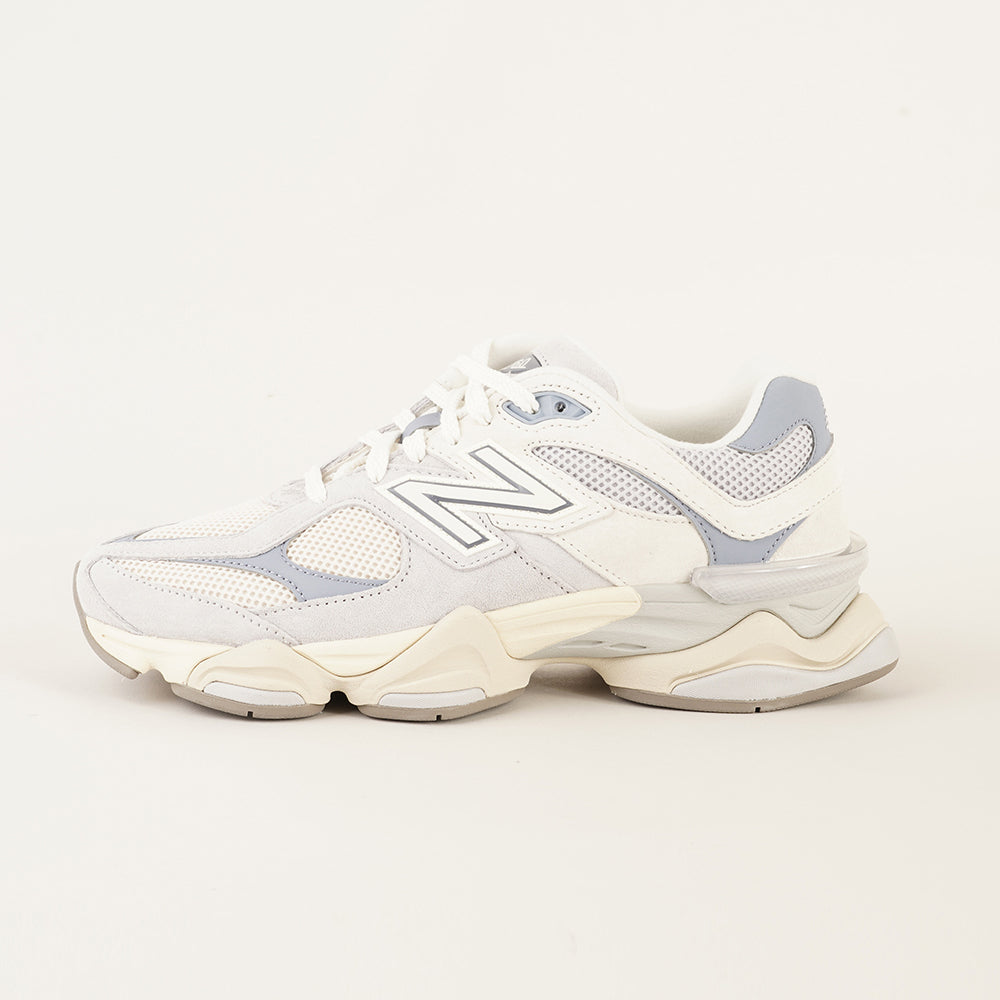 
                  
                    NEW BALANCE 9060
                  
                