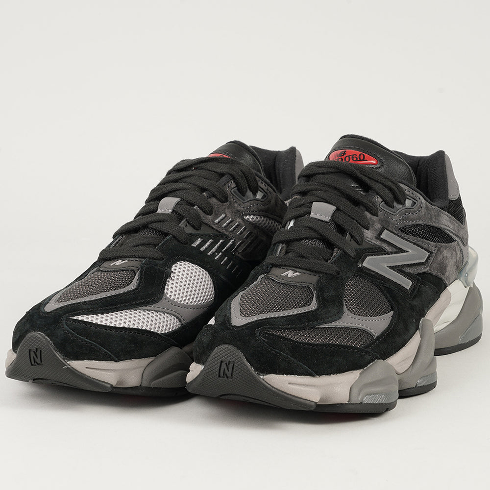 
                  
                    NEW BALANCE 9060
                  
                