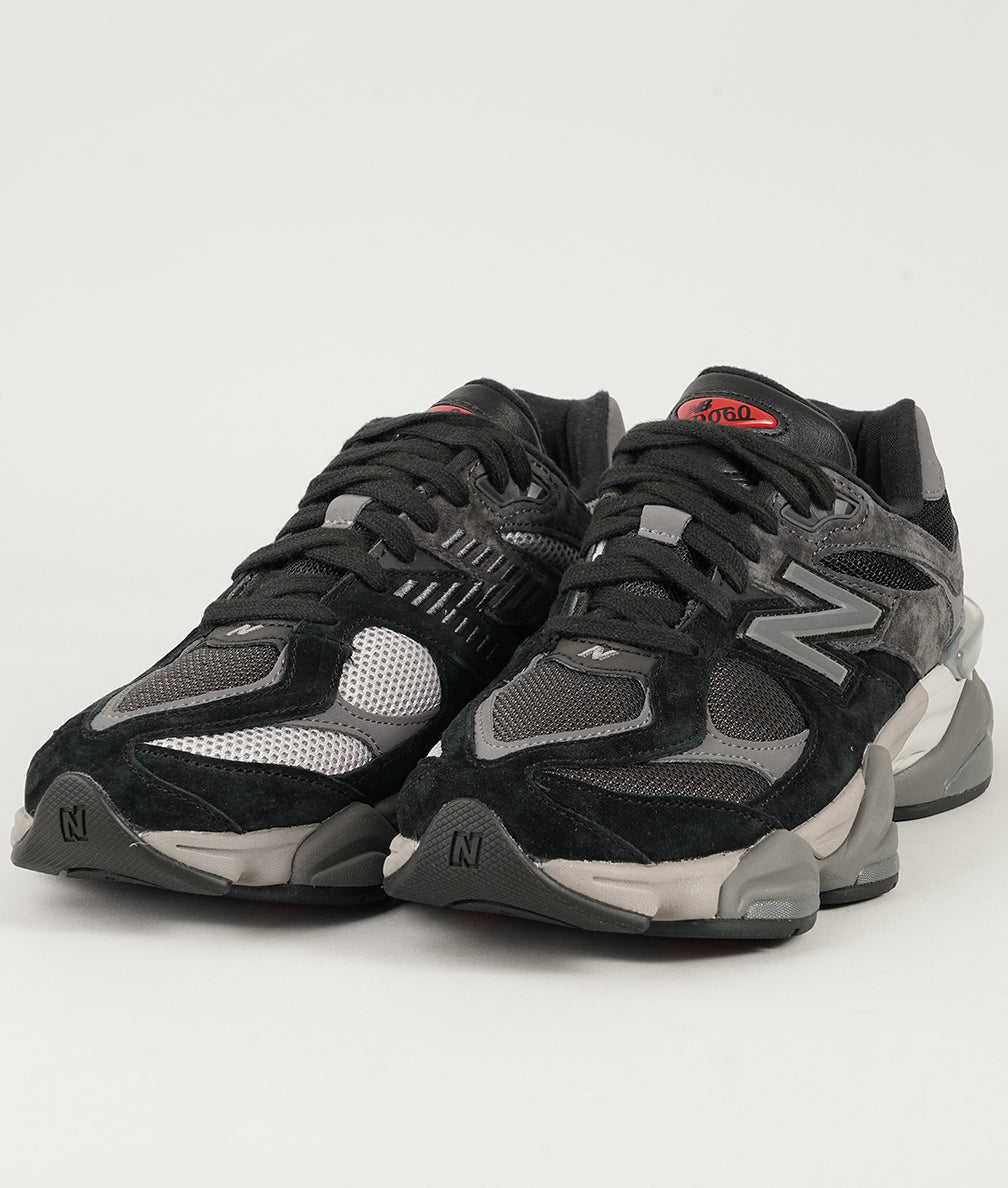 
                  
                    NEW BALANCE 9060
                  
                