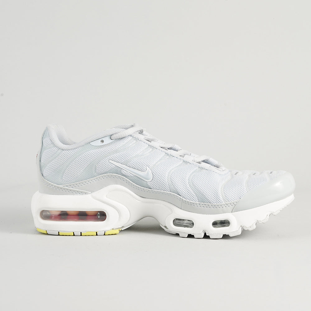 
                  
                    NIKE AIR MAX PLUS
                  
                