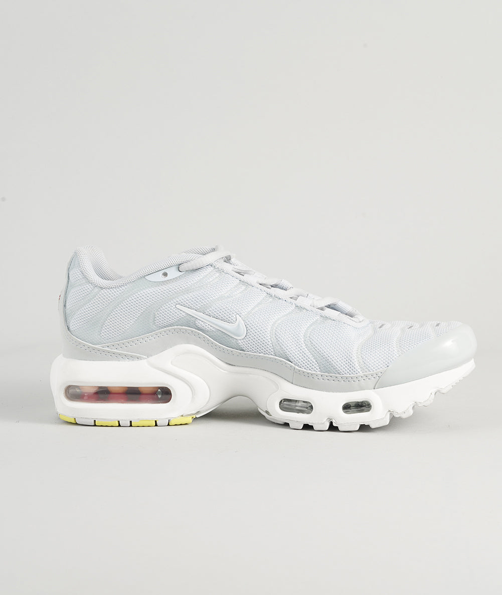 
                  
                    NIKE AIR MAX PLUS
                  
                