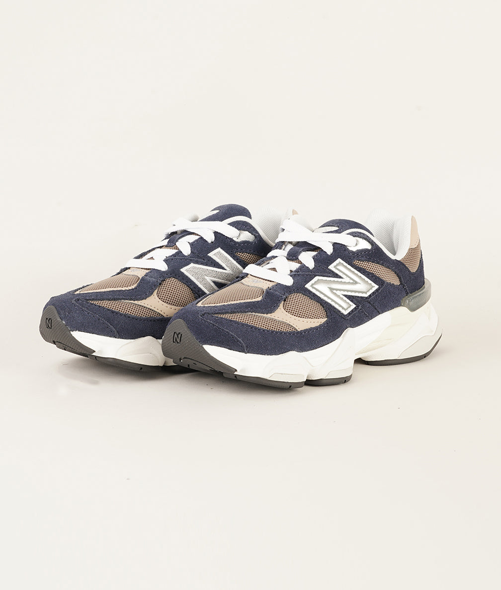 
                  
                    NEW BALANCE 9060
                  
                
