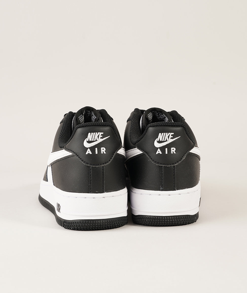 
                  
                    NIKE AIR FORCE 1 '07
                  
                