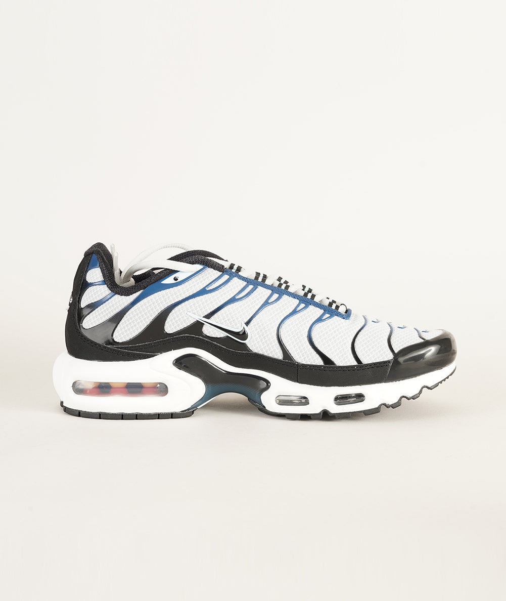 
                  
                    NIKE AIR MAX PLUS
                  
                