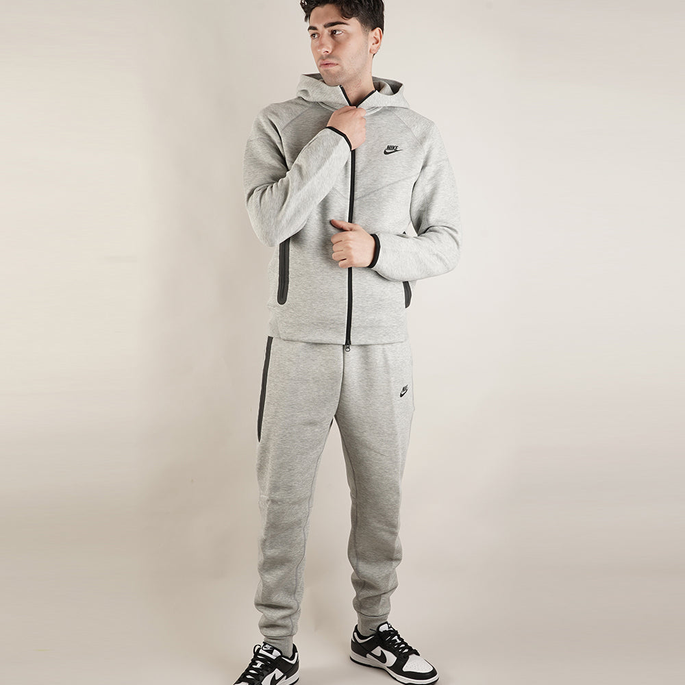 
                  
                    NIKE FELPE TECH FLEECE
                  
                