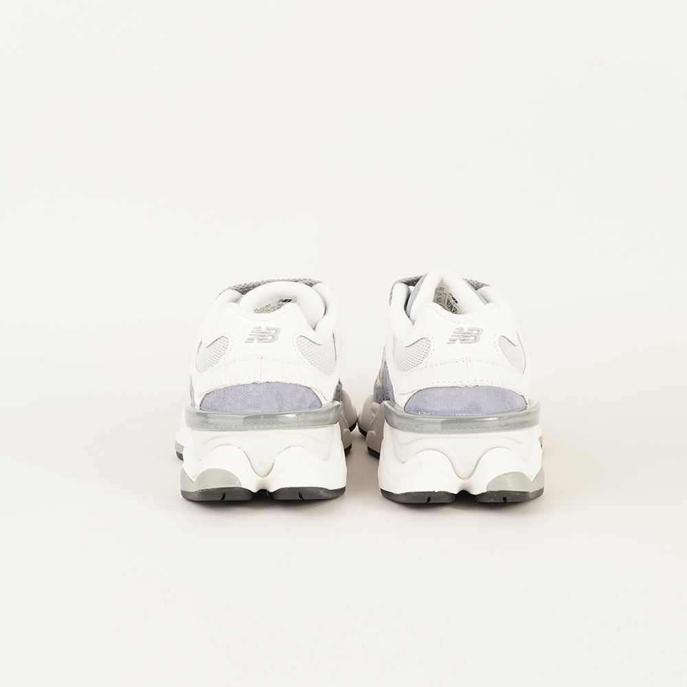 
                  
                    NEW BALANCE 9060
                  
                