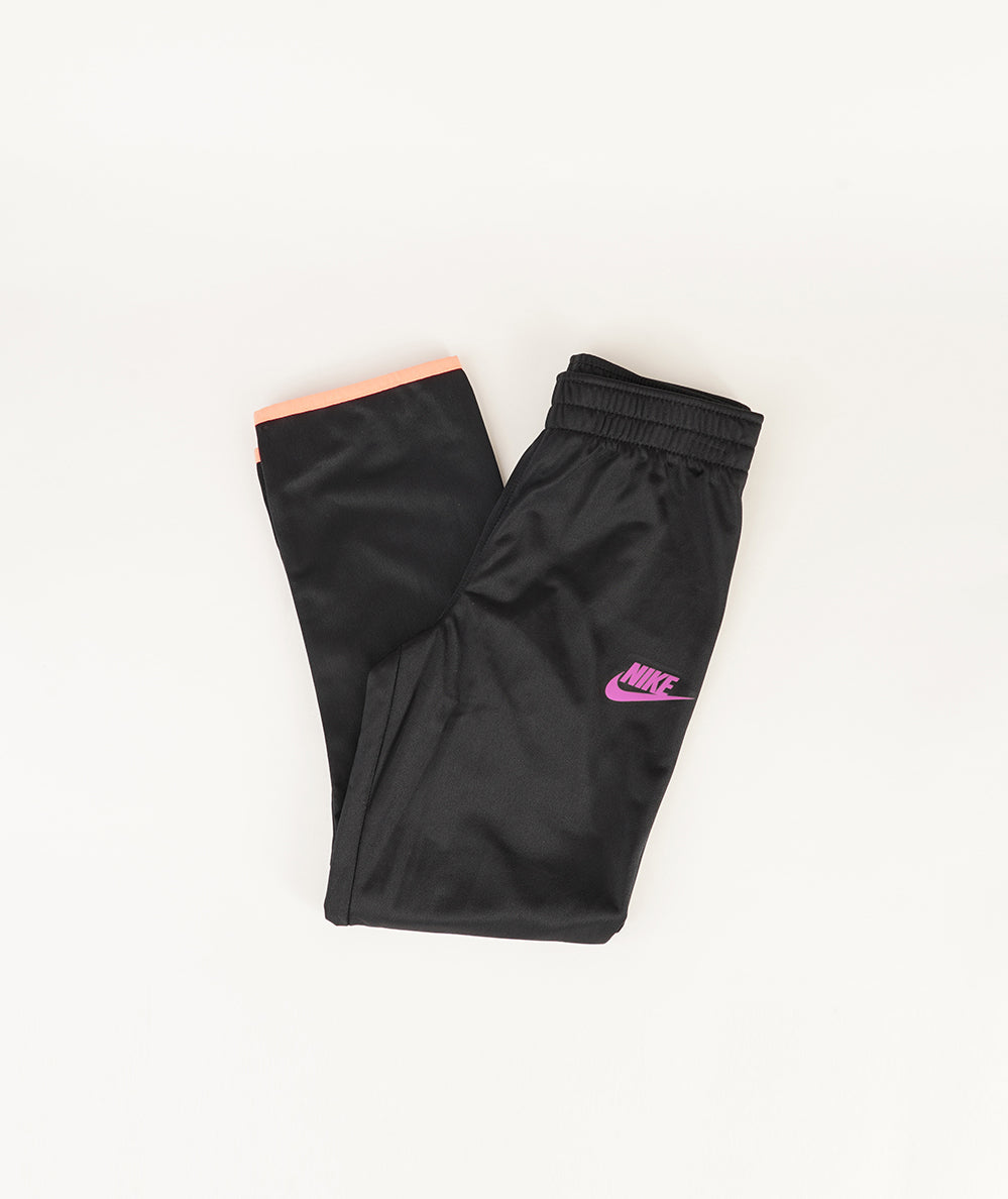 
                  
                    NIKE Sportswear
                  
                