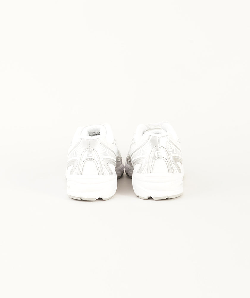 
                  
                    NEW BALANCE 740
                  
                