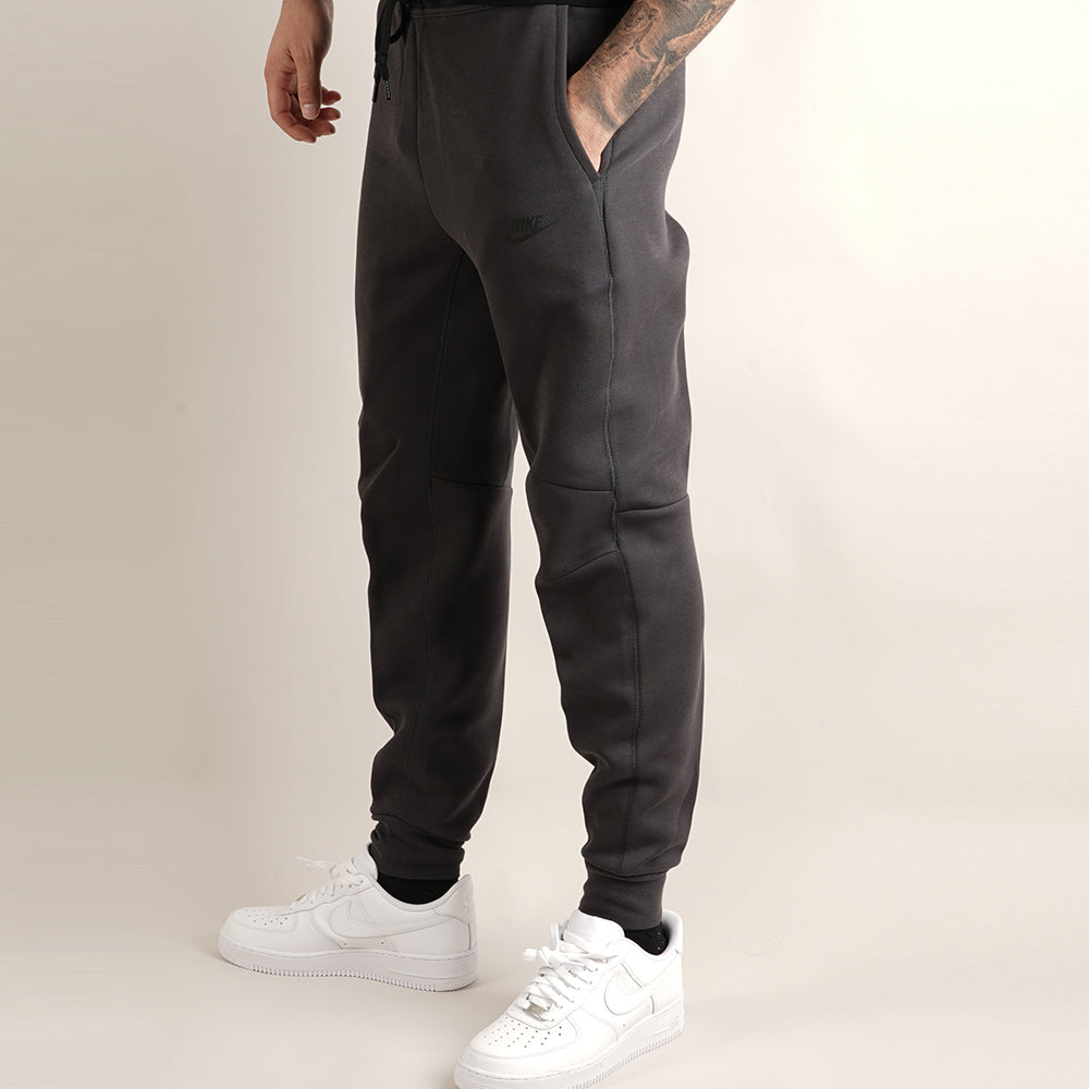 
                  
                    NIKE TECH FLEECE
                  
                