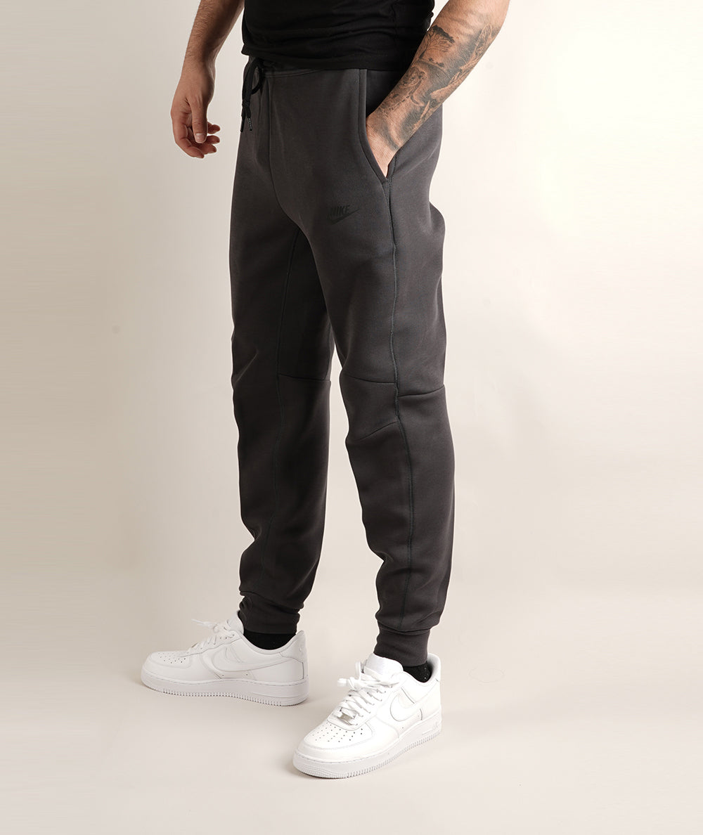 
                  
                    NIKE TECH FLEECE
                  
                