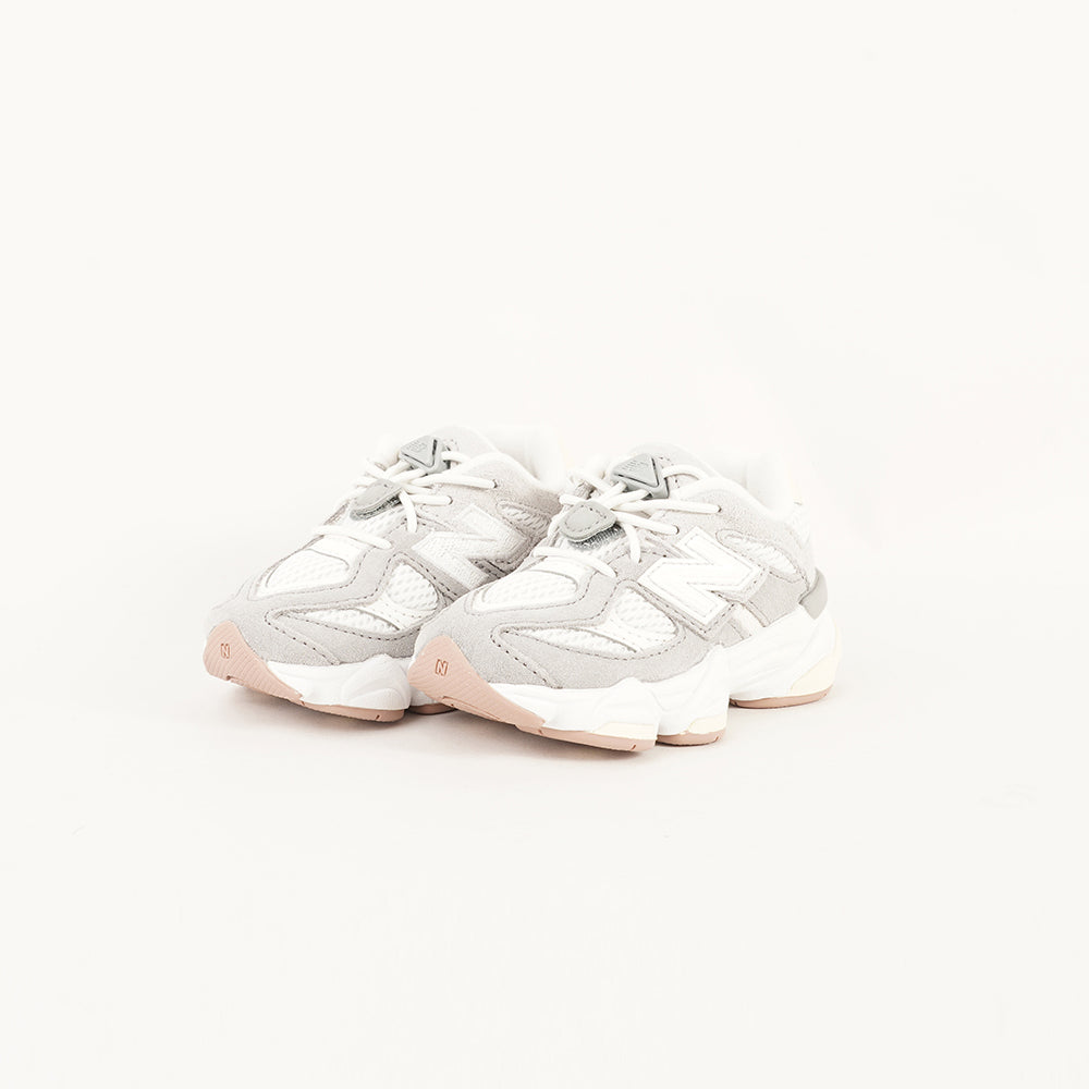
                  
                    NEW BALANCE 9060
                  
                