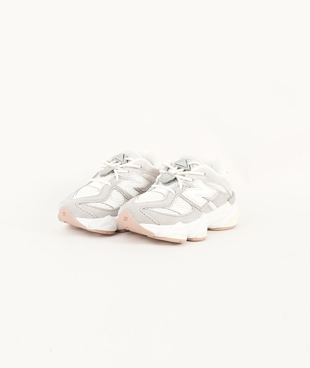 
                  
                    NEW BALANCE 9060
                  
                