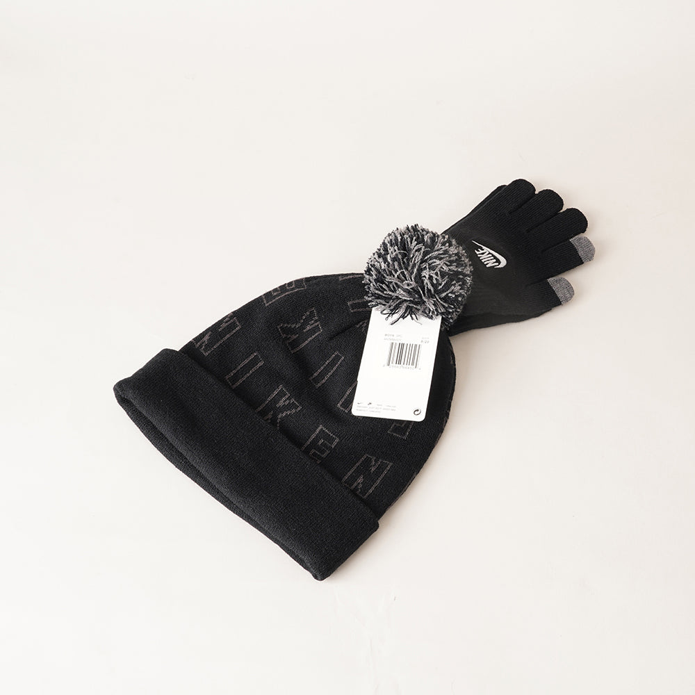 
                  
                    NIKE SET CAPPELLO E GUANTI
                  
                