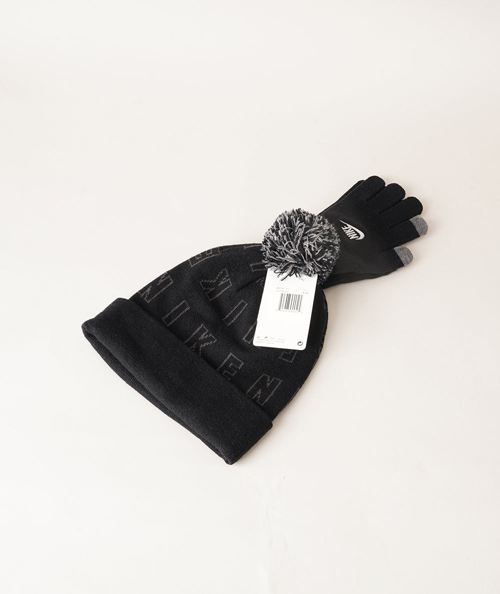 
                  
                    NIKE SET CAPPELLO E GUANTI
                  
                