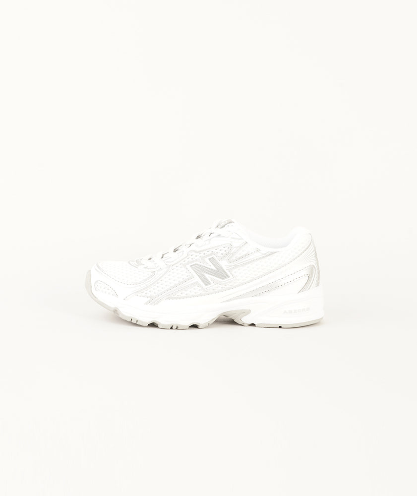
                  
                    NEW BALANCE 740
                  
                
