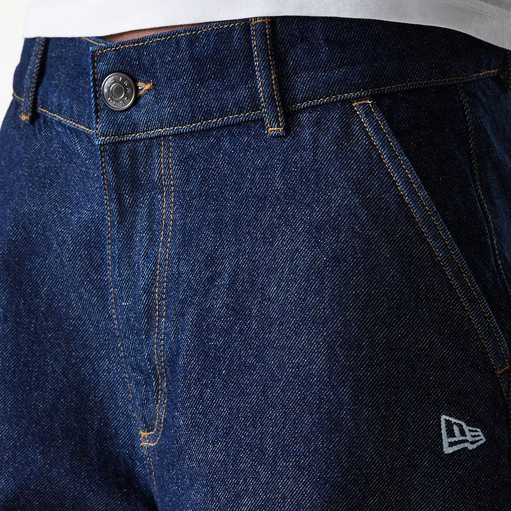 
                  
                    NEW ERA PANTALONI IN DENIM
                  
                