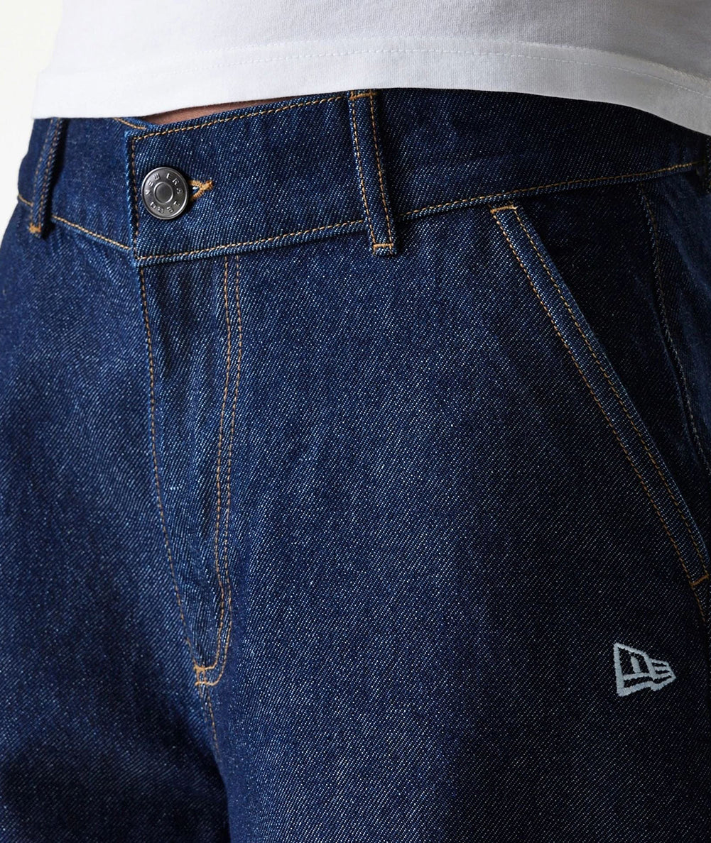
                  
                    NEW ERA PANTALONI IN DENIM
                  
                
