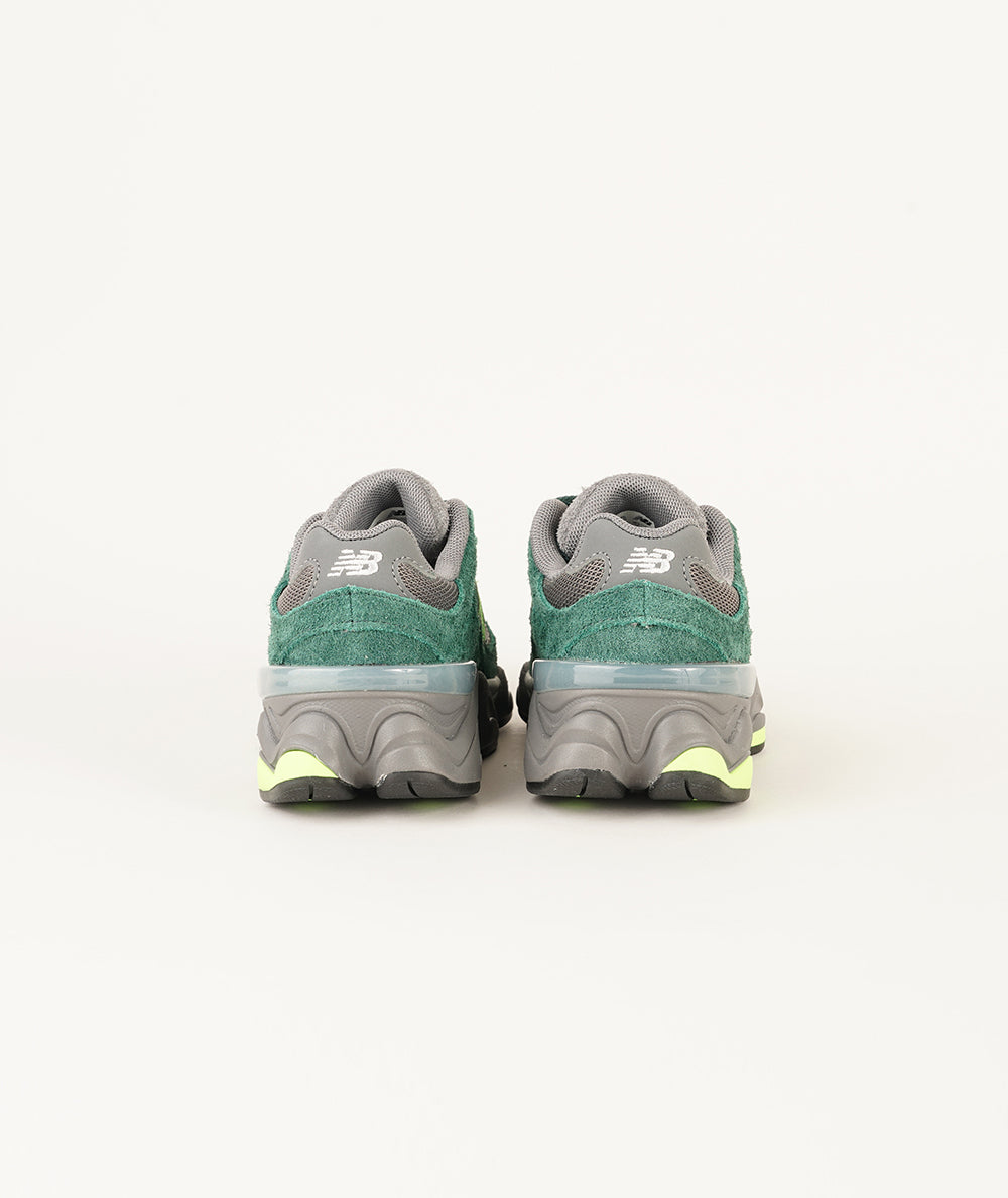 
                  
                    NEW BALANCE 9060
                  
                